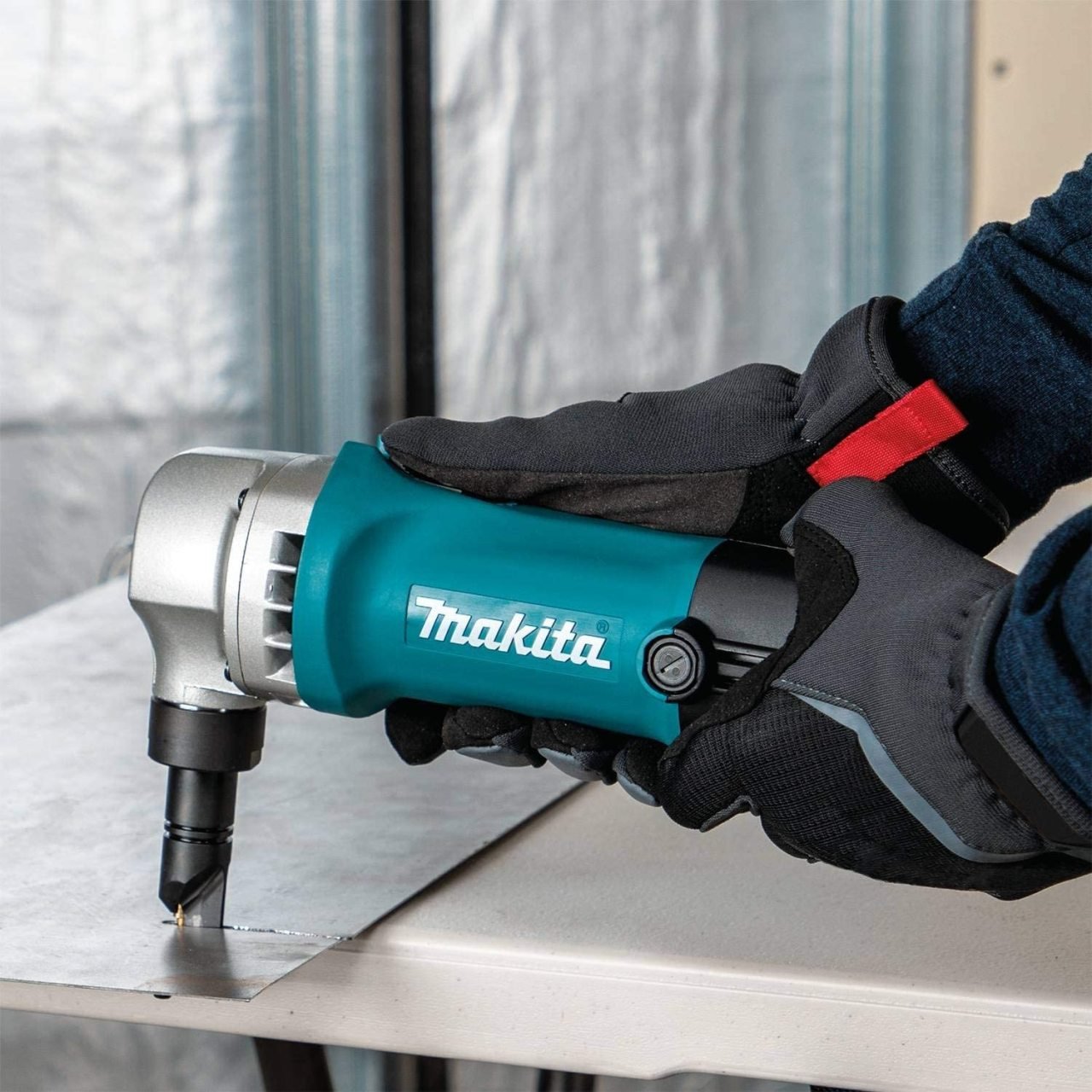 Аренда высечных ножниц Makita JN 1601