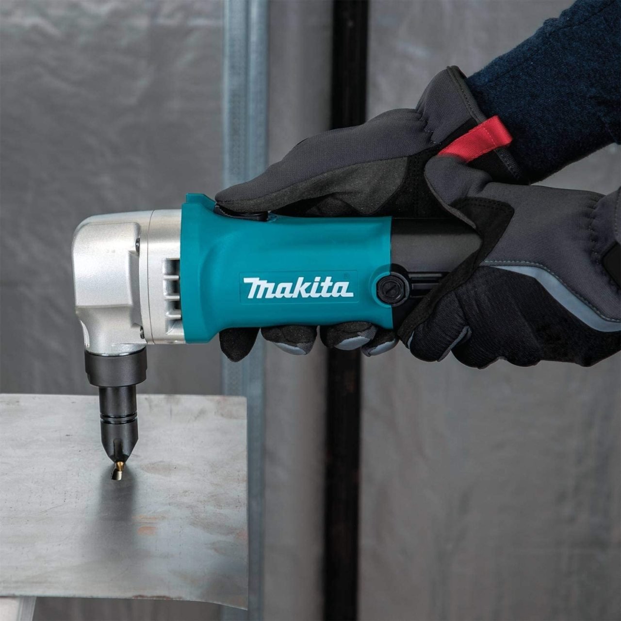 Аренда высечных ножниц Makita JN 1601